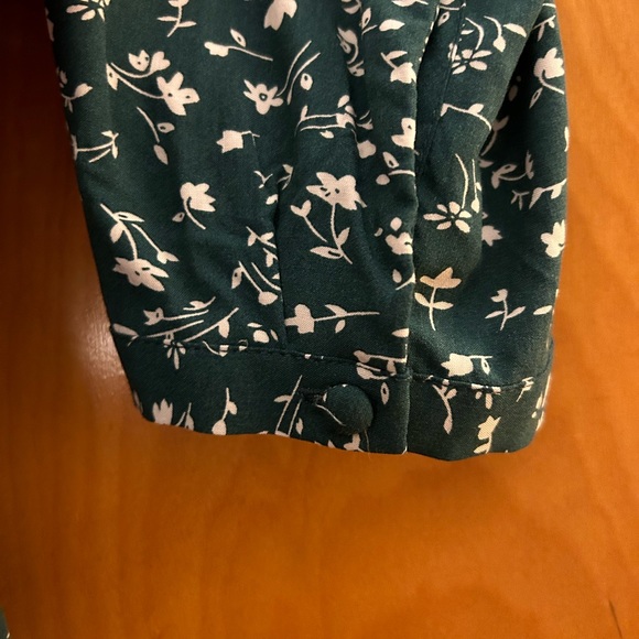 NWT Fun 2 Fun Medium 3/4 sleeve green & white floral blouse - Picture 5 of 6